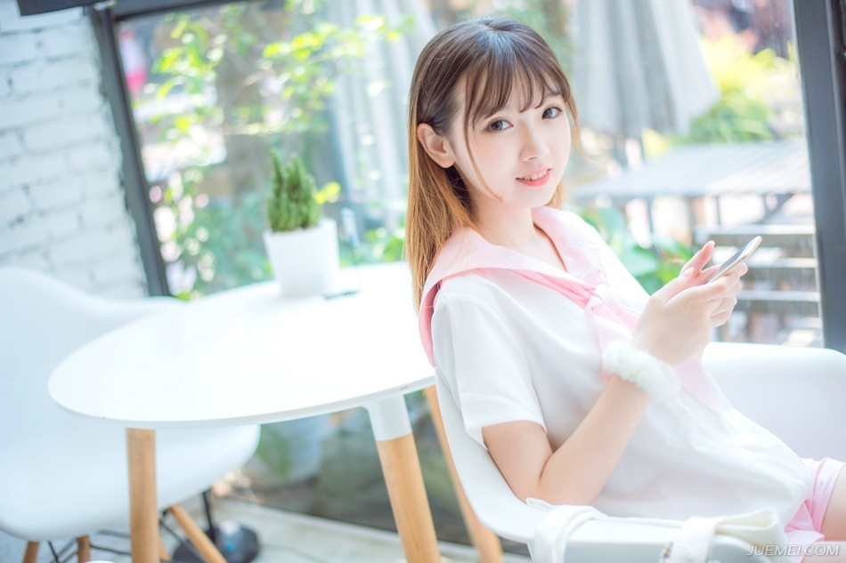 “好，好！”管家见孟达终于松口，忙不迭的点头答应一声，在孟达的带领下，两人一前一后一直走出成都。